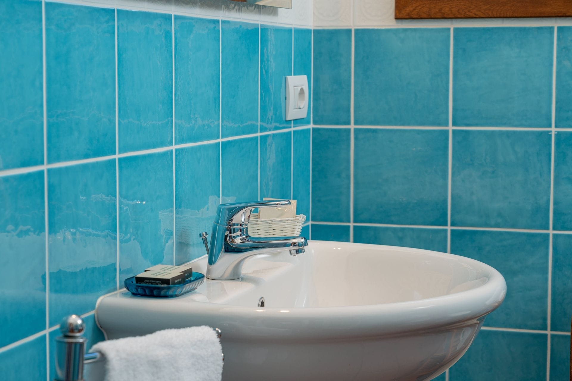 Entrambi i nostri appartamenti con una camera da letto sono arredati in stile mediterraneo. Ogni appartamento dispone di una veranda esterna coperta e ombreggiata che si affaccia sul giardino, di un soggiorno con zona pranzo e cucina, di una camera da letto matrimoniale e di un bagno.