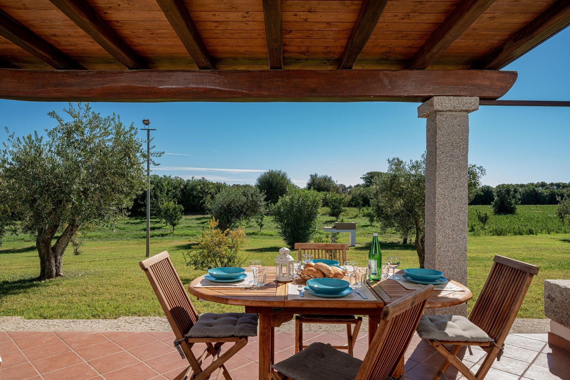 Entrambi i nostri appartamenti con una camera da letto sono arredati in stile mediterraneo. Ogni appartamento dispone di una veranda esterna coperta e ombreggiata che si affaccia sul giardino, di un soggiorno con zona pranzo e cucina, di una camera da letto matrimoniale e di un bagno.