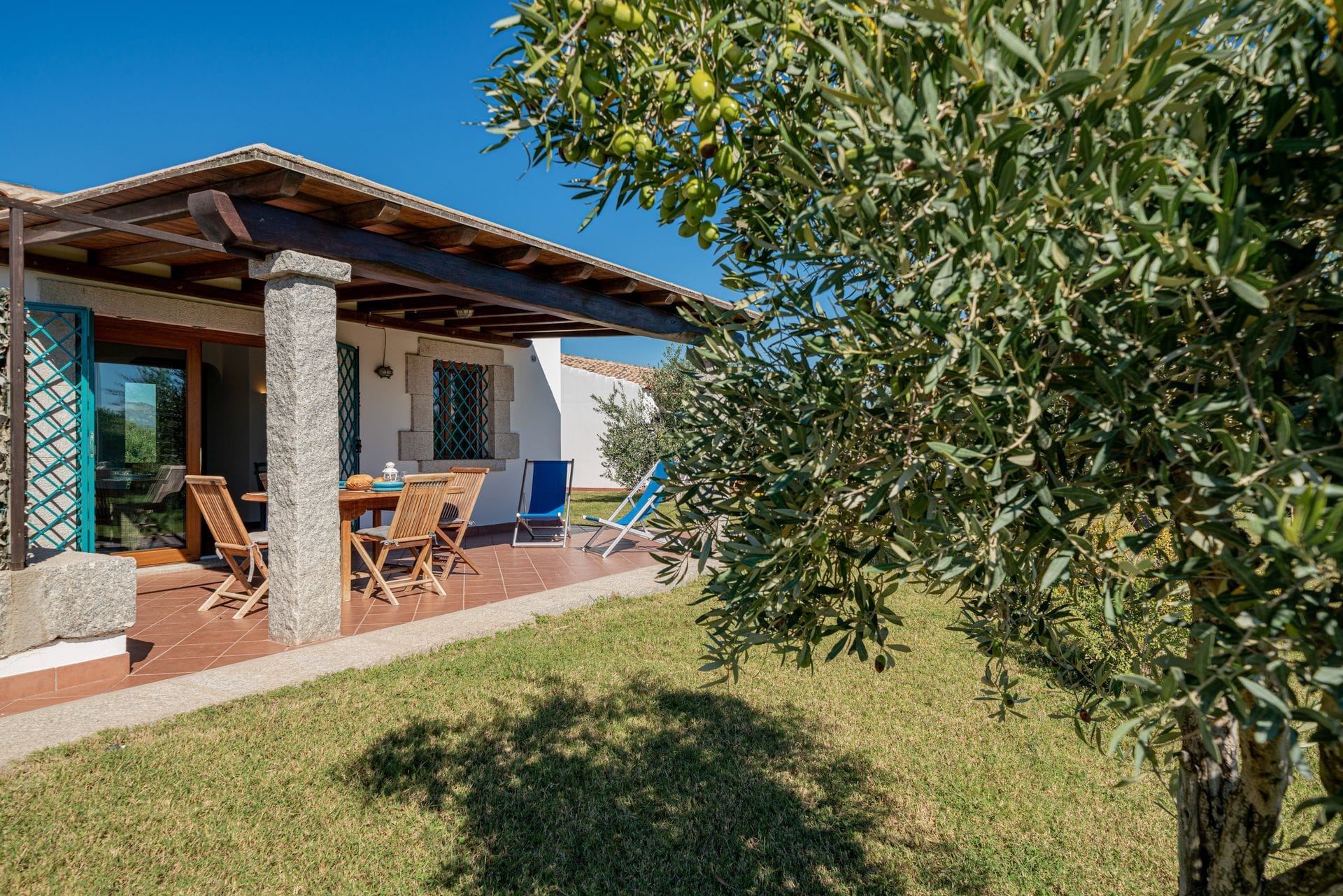 Entrambi i nostri appartamenti con una camera da letto sono arredati in stile mediterraneo. Ogni appartamento dispone di una veranda esterna coperta e ombreggiata che si affaccia sul giardino, di un soggiorno con zona pranzo e cucina, di una camera da letto matrimoniale e di un bagno.
