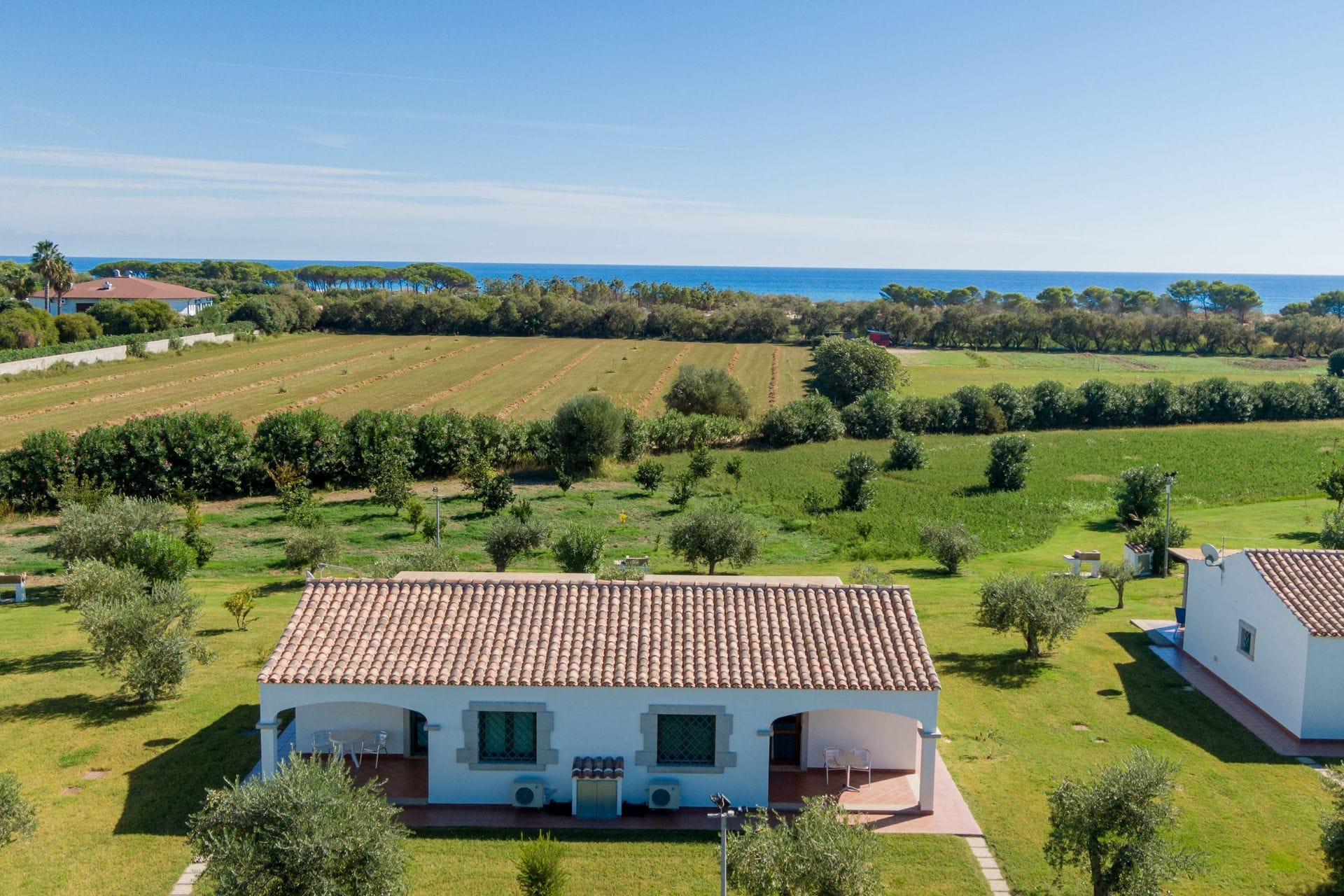 Entrambi i nostri appartamenti con una camera da letto sono arredati in stile mediterraneo. Ogni appartamento dispone di una veranda esterna coperta e ombreggiata che si affaccia sul giardino, di un soggiorno con zona pranzo e cucina, di una camera da letto matrimoniale e di un bagno.