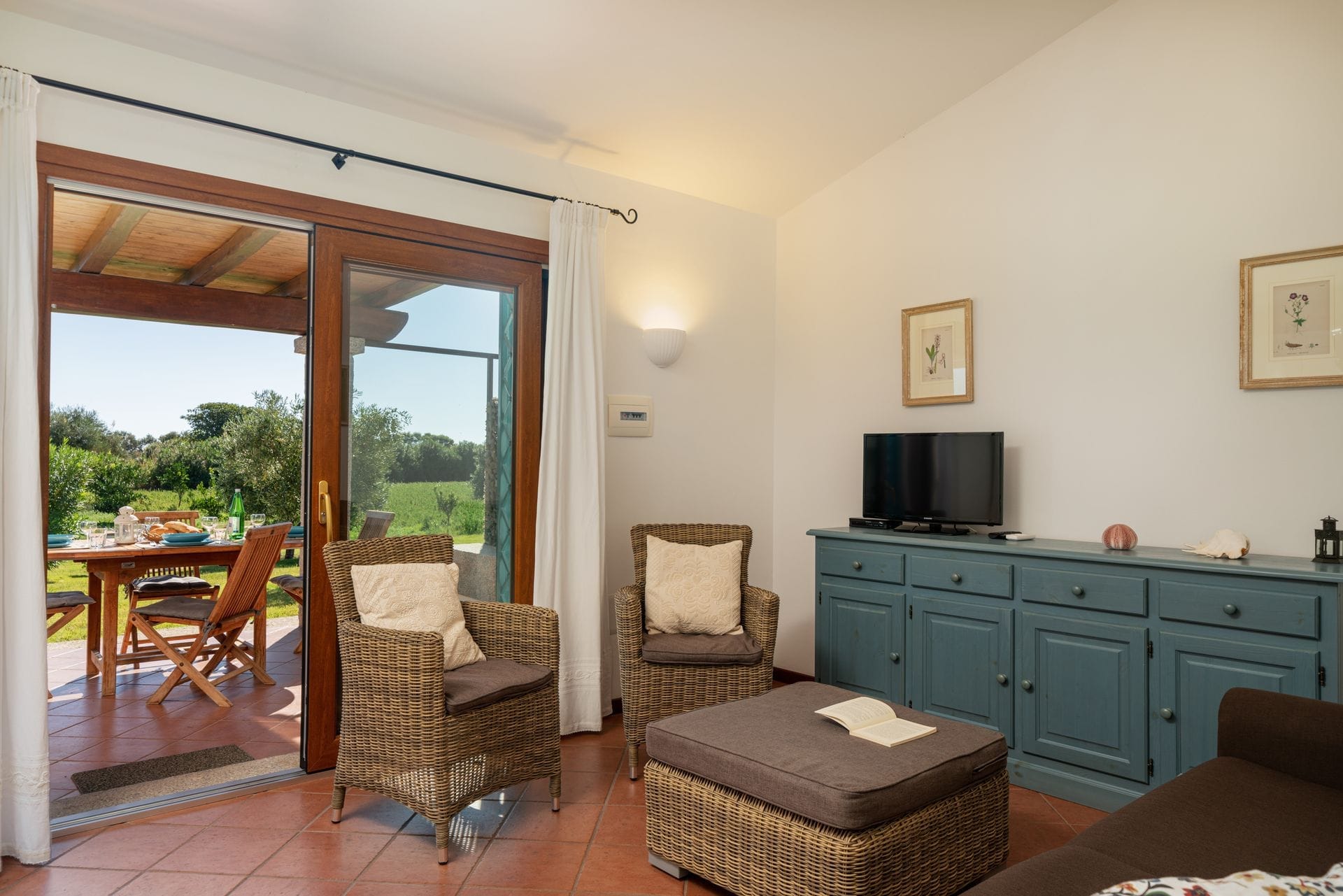 Entrambi i nostri appartamenti con una camera da letto sono arredati in stile mediterraneo. Ogni appartamento dispone di una veranda esterna coperta e ombreggiata che si affaccia sul giardino, di un soggiorno con zona pranzo e cucina, di una camera da letto matrimoniale e di un bagno.