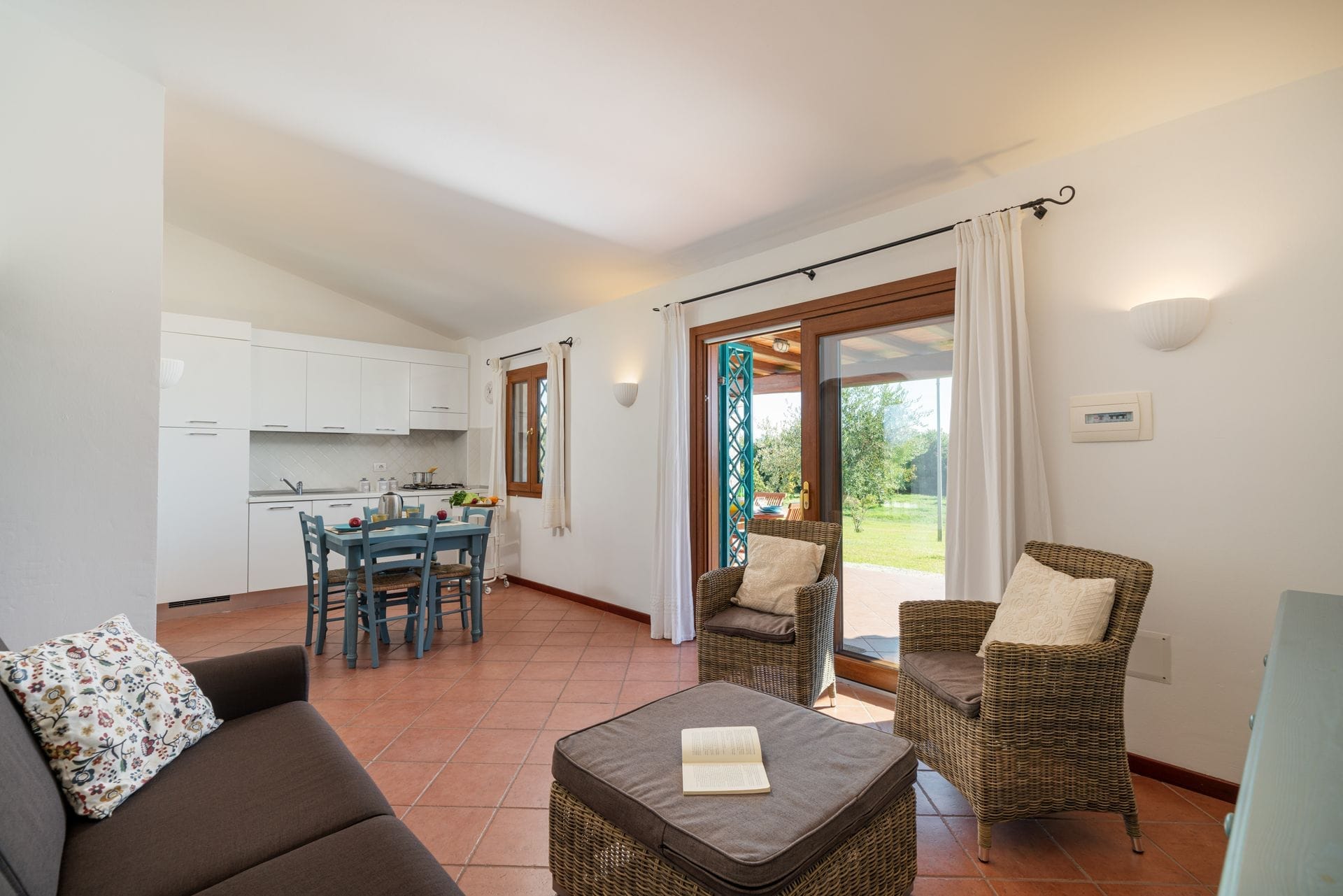 Entrambi i nostri appartamenti con una camera da letto sono arredati in stile mediterraneo. Ogni appartamento dispone di una veranda esterna coperta e ombreggiata che si affaccia sul giardino, di un soggiorno con zona pranzo e cucina, di una camera da letto matrimoniale e di un bagno.
