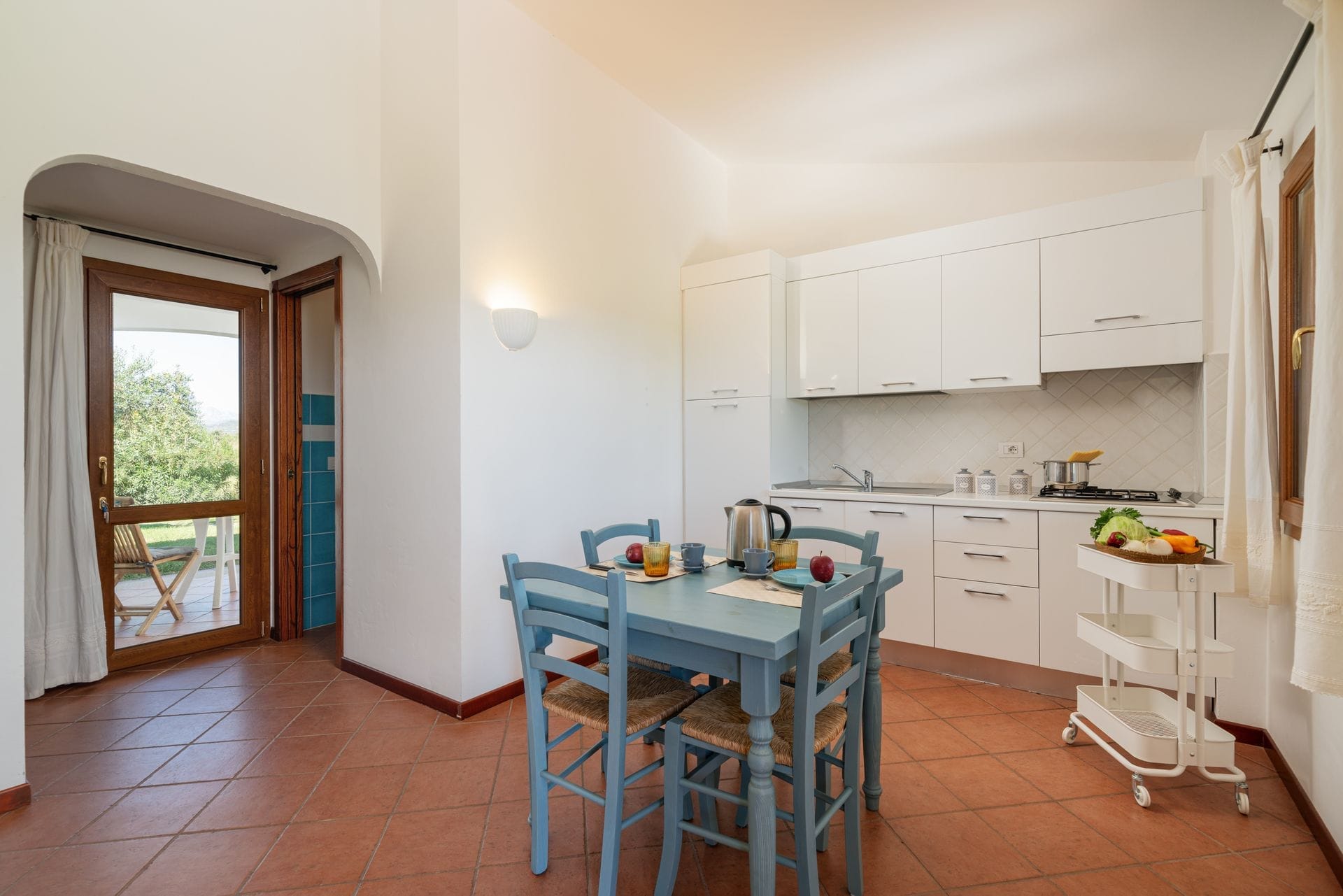 Entrambi i nostri appartamenti con una camera da letto sono arredati in stile mediterraneo. Ogni appartamento dispone di una veranda esterna coperta e ombreggiata che si affaccia sul giardino, di un soggiorno con zona pranzo e cucina, di una camera da letto matrimoniale e di un bagno.