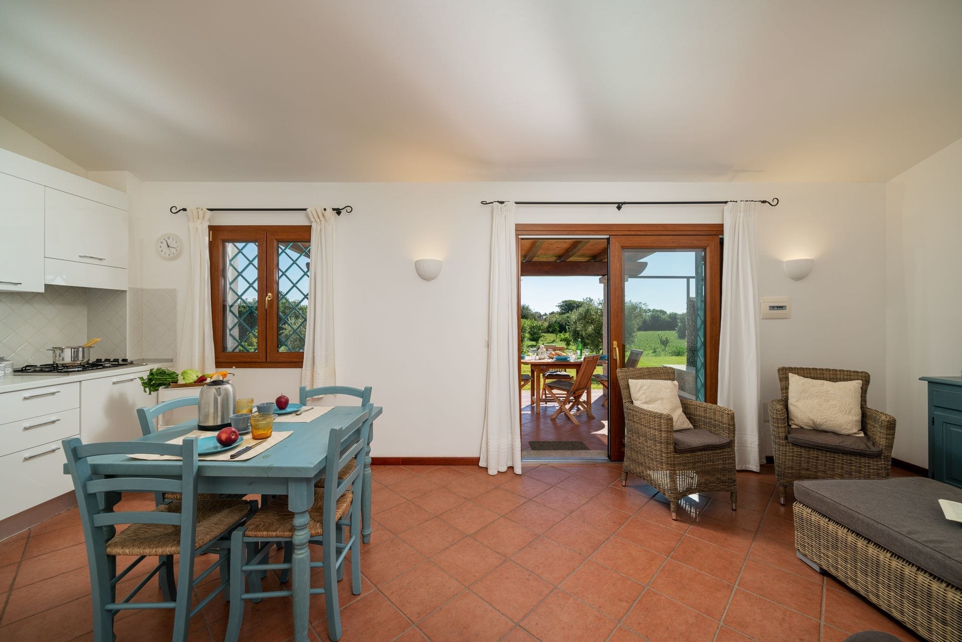 Entrambi i nostri appartamenti con una camera da letto sono arredati in stile mediterraneo. Ogni appartamento dispone di una veranda esterna coperta e ombreggiata che si affaccia sul giardino, di un soggiorno con zona pranzo e cucina, di una camera da letto matrimoniale e di un bagno.