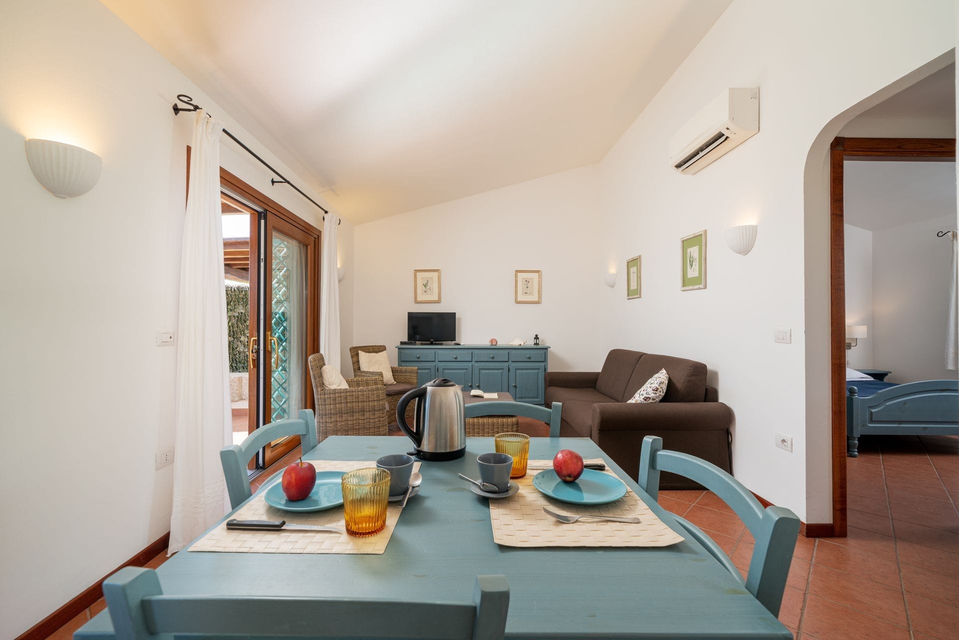 Entrambi i nostri appartamenti con una camera da letto sono arredati in stile mediterraneo. Ogni appartamento dispone di una veranda esterna coperta e ombreggiata che si affaccia sul giardino, di un soggiorno con zona pranzo e cucina, di una camera da letto matrimoniale e di un bagno.