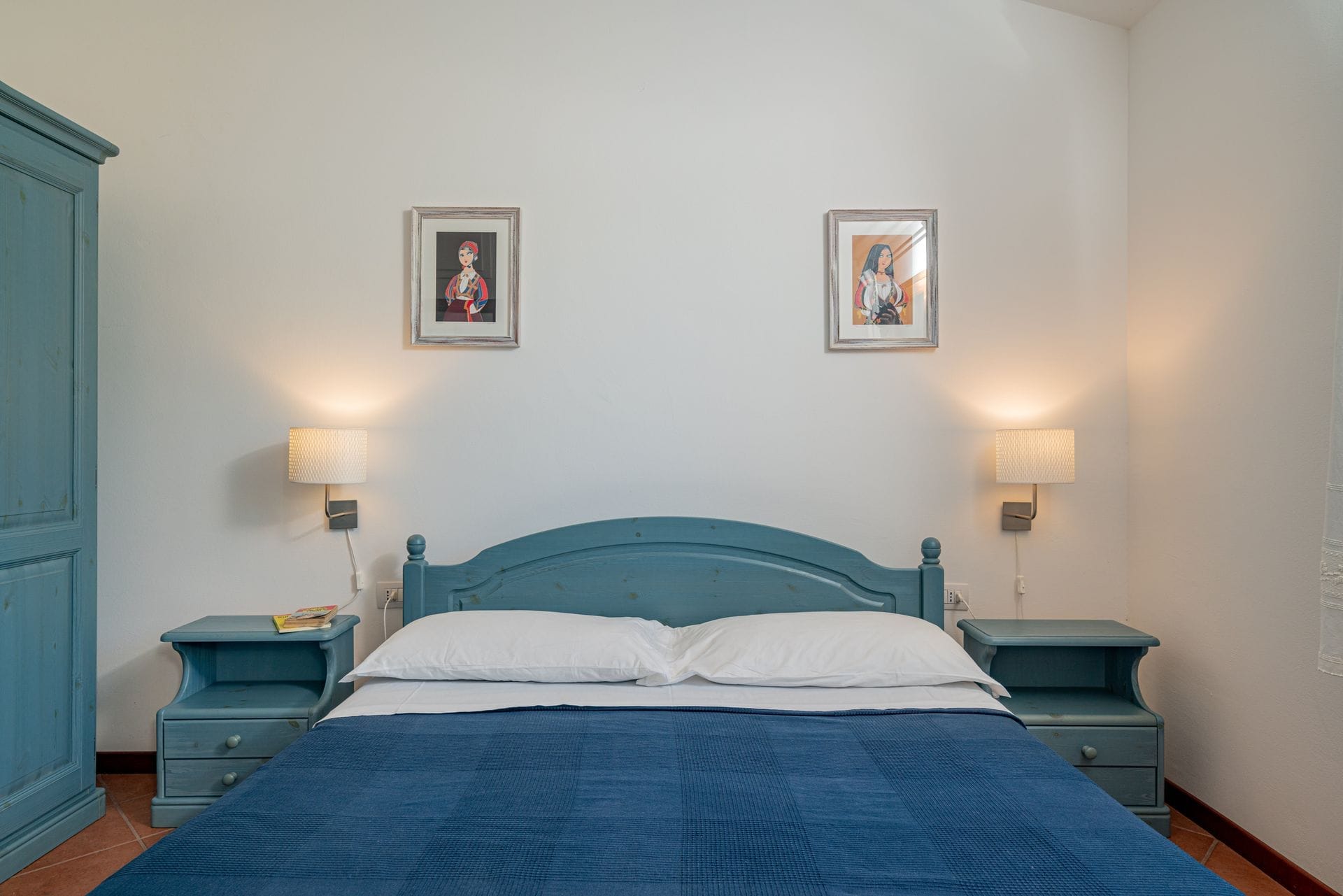 Entrambi i nostri appartamenti con una camera da letto sono arredati in stile mediterraneo. Ogni appartamento dispone di una veranda esterna coperta e ombreggiata che si affaccia sul giardino, di un soggiorno con zona pranzo e cucina, di una camera da letto matrimoniale e di un bagno.