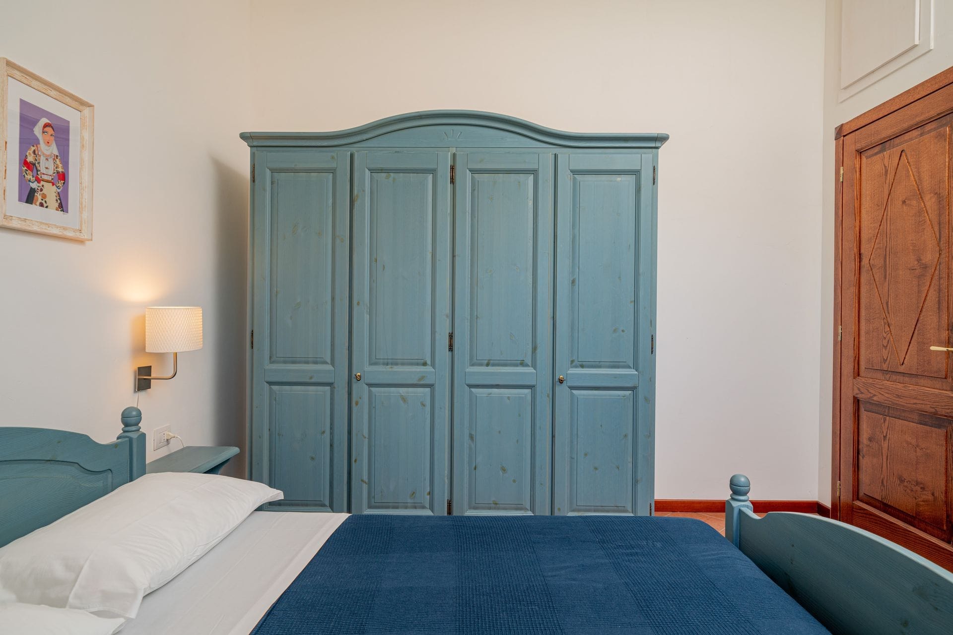 Entrambi i nostri appartamenti con una camera da letto sono arredati in stile mediterraneo. Ogni appartamento dispone di una veranda esterna coperta e ombreggiata che si affaccia sul giardino, di un soggiorno con zona pranzo e cucina, di una camera da letto matrimoniale e di un bagno.