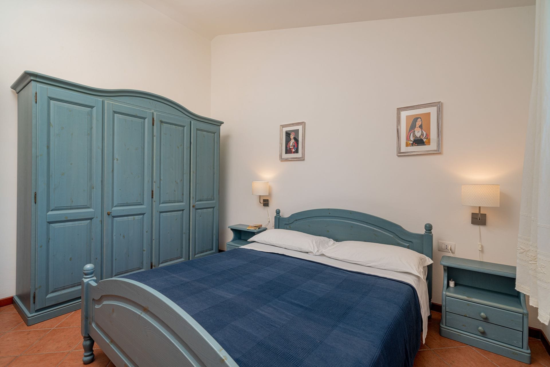 Entrambi i nostri appartamenti con una camera da letto sono arredati in stile mediterraneo. Ogni appartamento dispone di una veranda esterna coperta e ombreggiata che si affaccia sul giardino, di un soggiorno con zona pranzo e cucina, di una camera da letto matrimoniale e di un bagno.