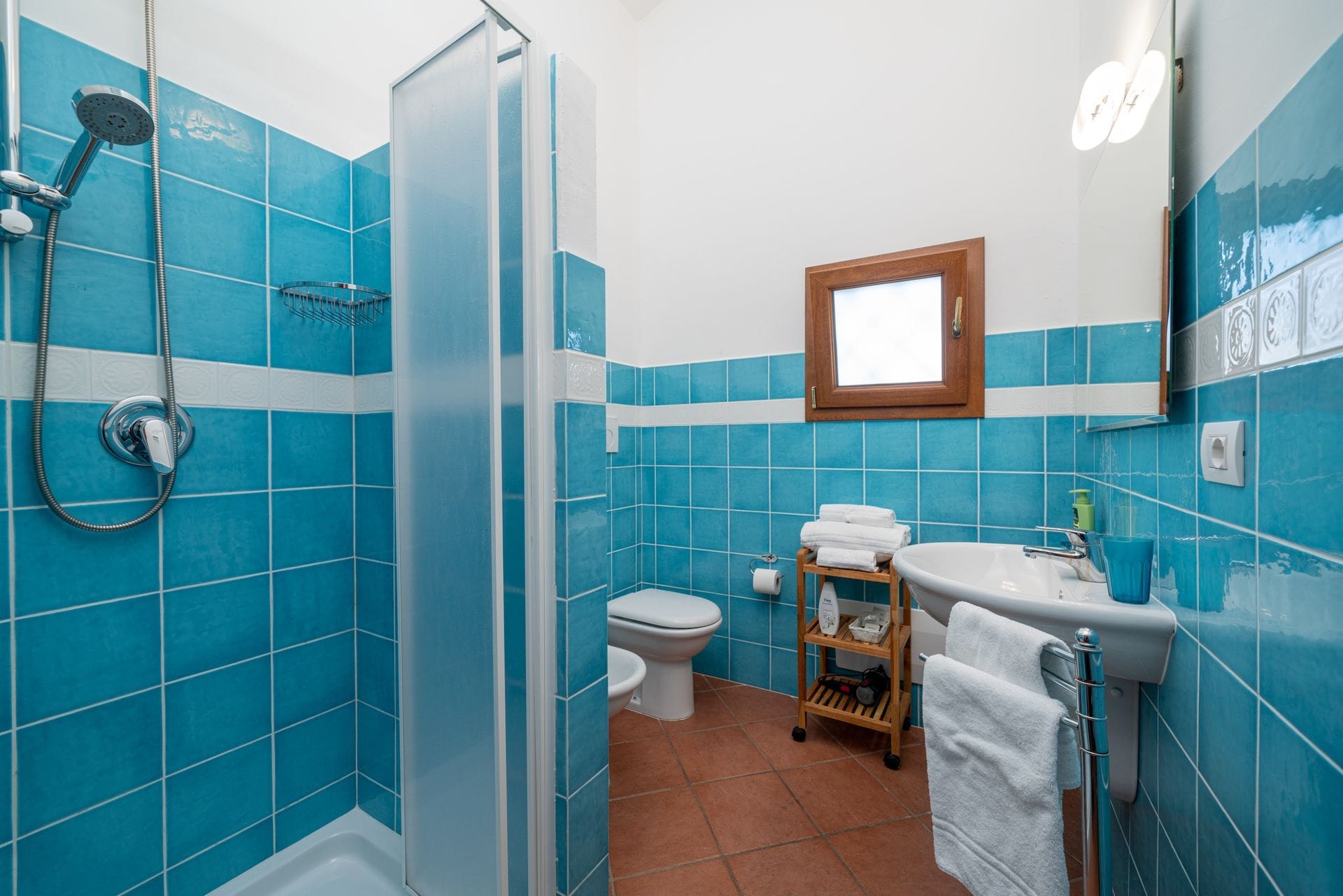 Entrambi i nostri appartamenti con una camera da letto sono arredati in stile mediterraneo. Ogni appartamento dispone di una veranda esterna coperta e ombreggiata che si affaccia sul giardino, di un soggiorno con zona pranzo e cucina, di una camera da letto matrimoniale e di un bagno.