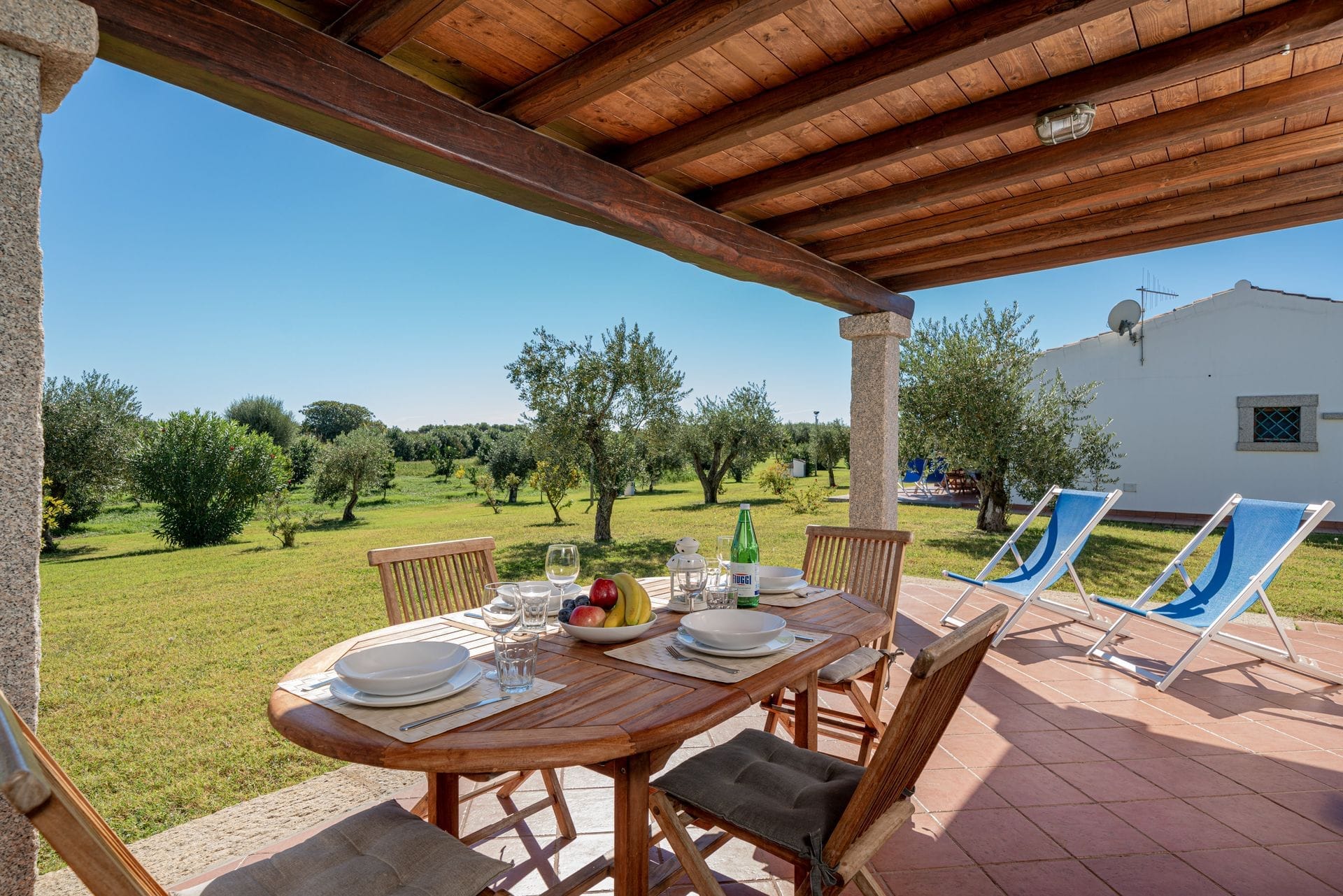 I nostri appartamenti con due camere da letto sono arredati in stile mediterraneo e hanno un layout simile tra loro. Ogni appartamento dispone di una veranda esterna coperta e ombreggiata che si affaccia sul giardino, di un soggiorno con zona pranzo e cucina, di due camere da letto di cui una matrimoniale e una a due letti e di un bagno.