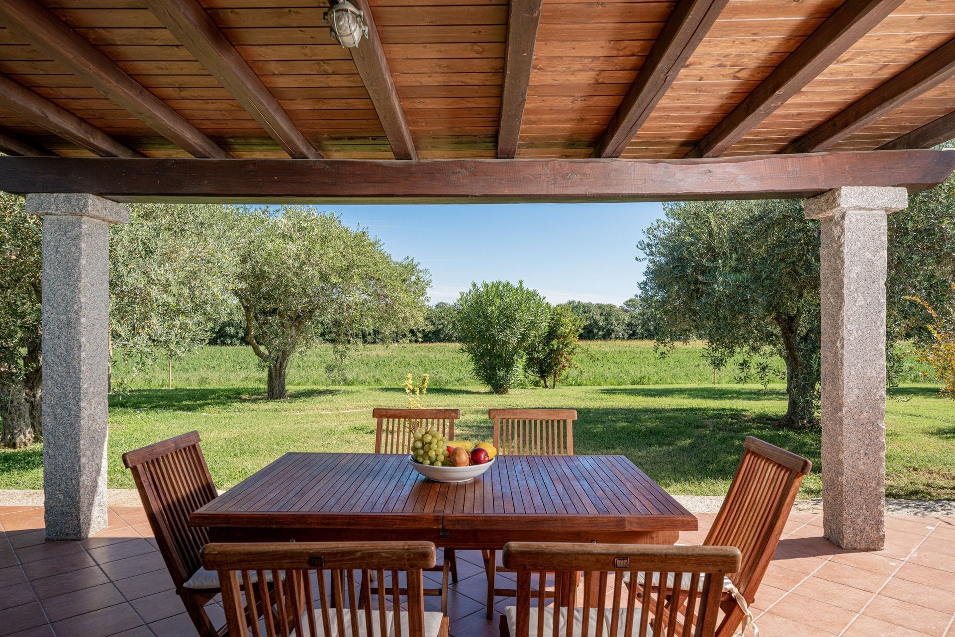 I nostri appartamenti con due camere da letto sono arredati in stile mediterraneo e hanno un layout simile tra loro. Ogni appartamento dispone di una veranda esterna coperta e ombreggiata che si affaccia sul giardino, di un soggiorno con zona pranzo e cucina, di due camere da letto di cui una matrimoniale e una a due letti e di un bagno.