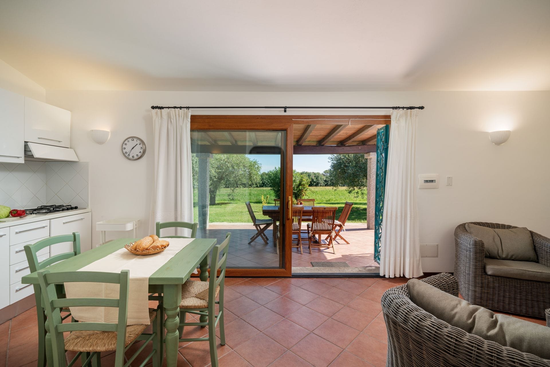 I nostri appartamenti con due camere da letto sono arredati in stile mediterraneo e hanno un layout simile tra loro. Ogni appartamento dispone di una veranda esterna coperta e ombreggiata che si affaccia sul giardino, di un soggiorno con zona pranzo e cucina, di due camere da letto di cui una matrimoniale e una a due letti e di un bagno.