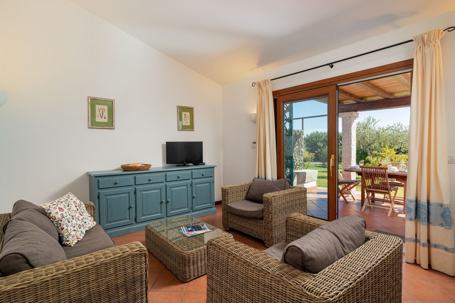 I nostri appartamenti con due camere da letto sono arredati in stile mediterraneo e hanno un layout simile tra loro. Ogni appartamento dispone di una veranda esterna coperta e ombreggiata che si affaccia sul giardino, di un soggiorno con zona pranzo e cucina, di due camere da letto di cui una matrimoniale e una a due letti e di un bagno.