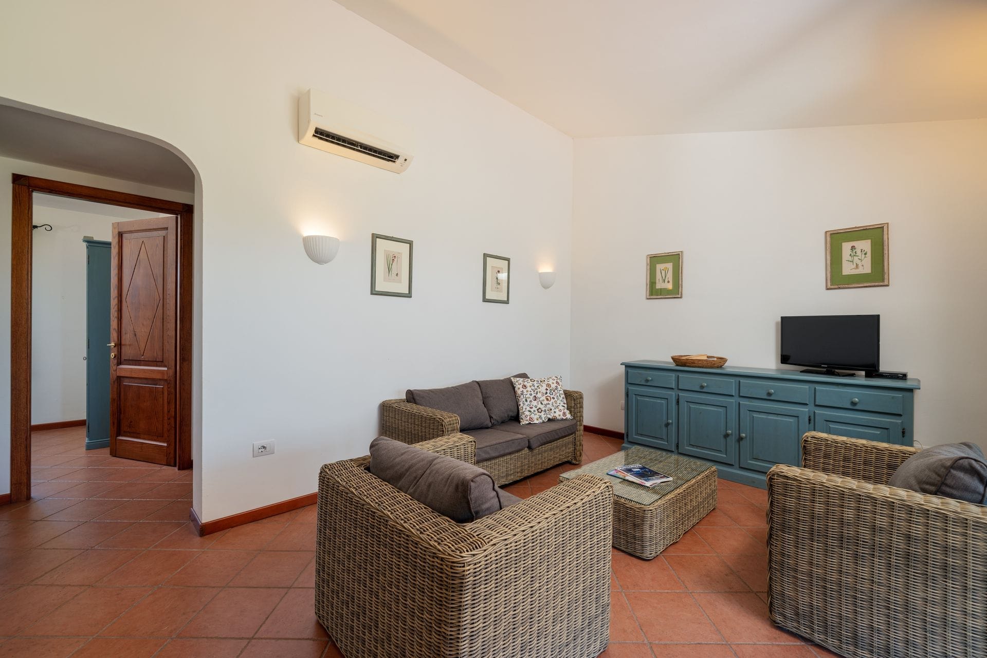 I nostri appartamenti con due camere da letto sono arredati in stile mediterraneo e hanno un layout simile tra loro. Ogni appartamento dispone di una veranda esterna coperta e ombreggiata che si affaccia sul giardino, di un soggiorno con zona pranzo e cucina, di due camere da letto di cui una matrimoniale e una a due letti e di un bagno.