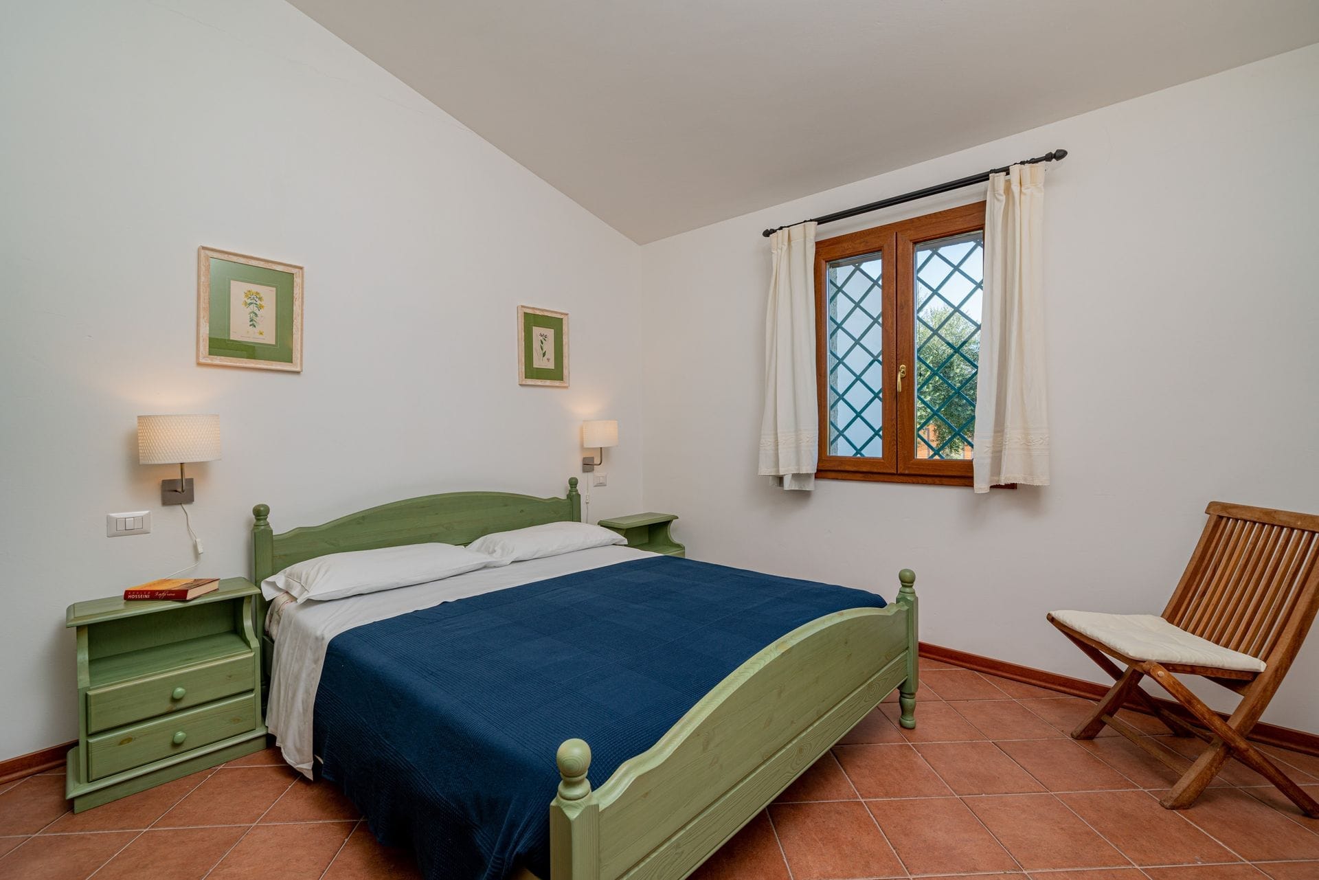I nostri appartamenti con due camere da letto sono arredati in stile mediterraneo e hanno un layout simile tra loro. Ogni appartamento dispone di una veranda esterna coperta e ombreggiata che si affaccia sul giardino, di un soggiorno con zona pranzo e cucina, di due camere da letto di cui una matrimoniale e una a due letti e di un bagno.
